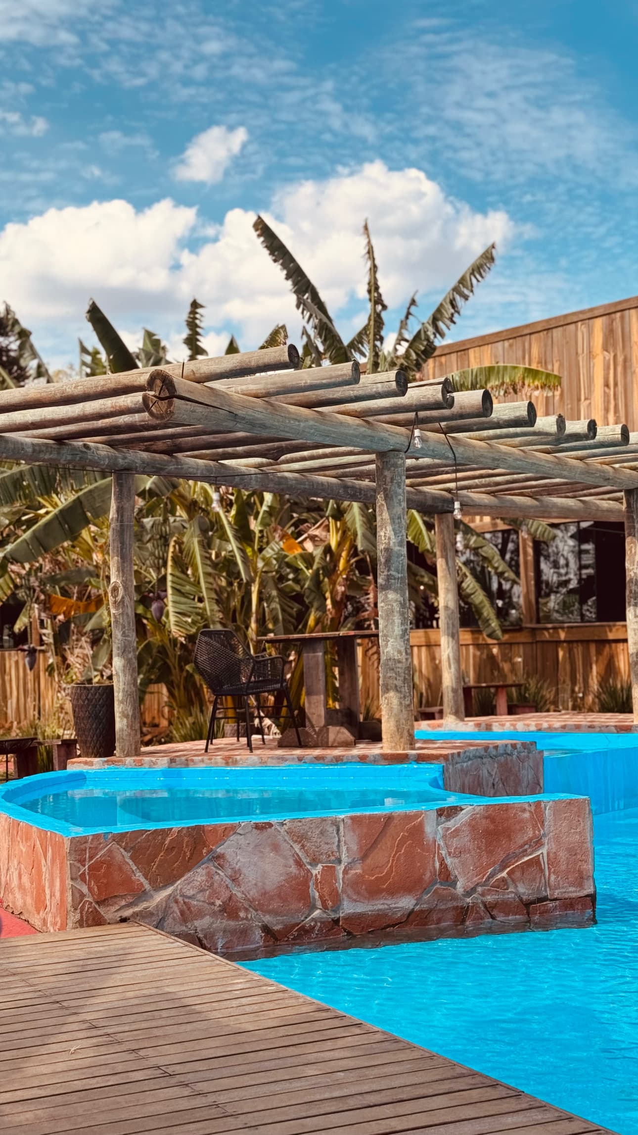 Piscina com 12 Ofurôs